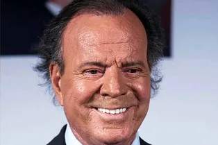 «Мне причинили боль»: Хулио Иглесиас ответил на обвинения в изнасилованиях домработницы и физиотерапевта «Мне причинили боль»: Хулио Иглесиас ответил на обвинения в изнасилованиях домработницы и физиотерапевта