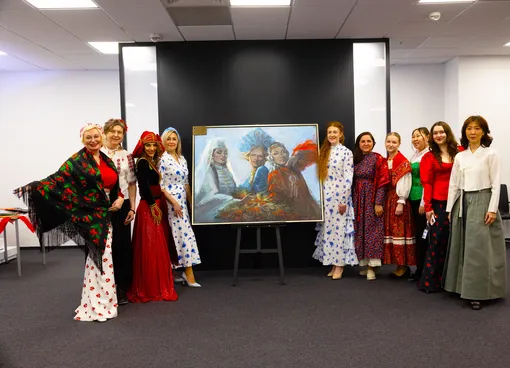 Картина «Три сердца — одна душа» и доноры в костюмах из особой коллекции