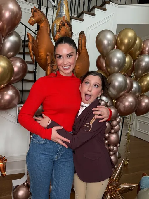 Агата Муцениеце с дочерью Мией