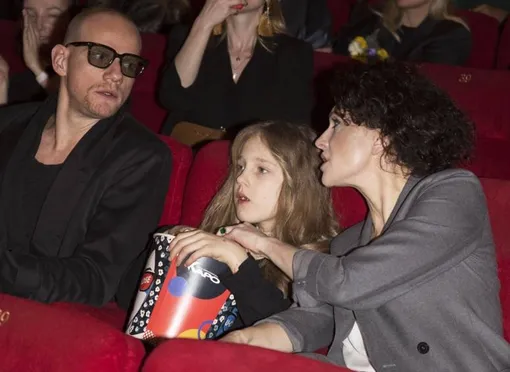 Юрий Колокольников, София и Ксения Раппопорт на премьере фильма «Марафон желаний». 21 января 2000 года Юрий Колокольников, София и Ксения Раппопорт на премьере фильма «Марафон желаний». 21 января 2000 года