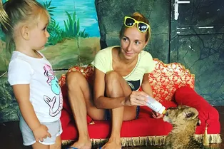 Счастливая мама: Татьяна Навка сводила дочь в сочинский зоопарк