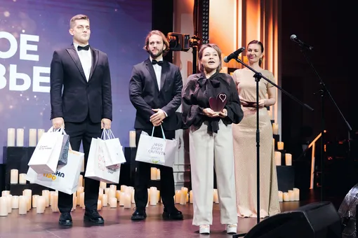 Нюра Шарикова и Алина Степнова, награждение в номинации «Женское здоровье»