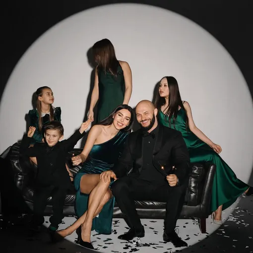 Джиган и Оксана Самойлова воспитывают четверых общих детей Джиган и Оксана Самойлова воспитывают четверых общих детей