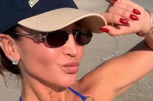 «Не хотела ничего снимать, но не могу»: Ольга Бузова показала фигуру в откровенном купальнике на пляже в Дубае