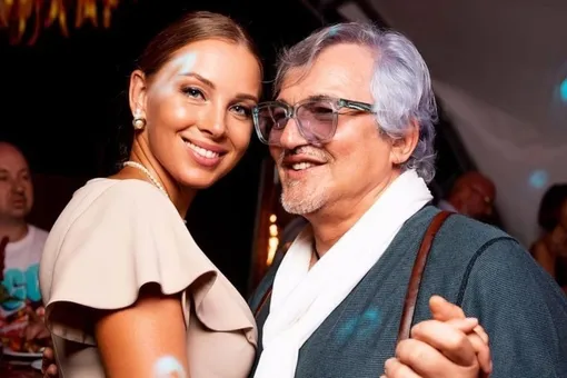 «Некоторые Полину осуждают. Зачем бы я стал швыряться проклятиями?»: Дмитрий Дибров защитил бывшую жену после развода «Некоторые Полину осуждают. Зачем бы я стал швыряться проклятиями?»: Дмитрий Дибров защитил бывшую жену после развода