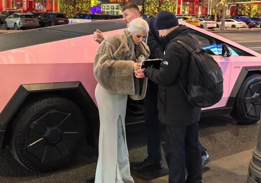 Оксана Самойлова дала автограф прохожему у своего розового автомобиля Tesla Оксана Самойлова дала автограф прохожему у своего розового автомобиля Tesla