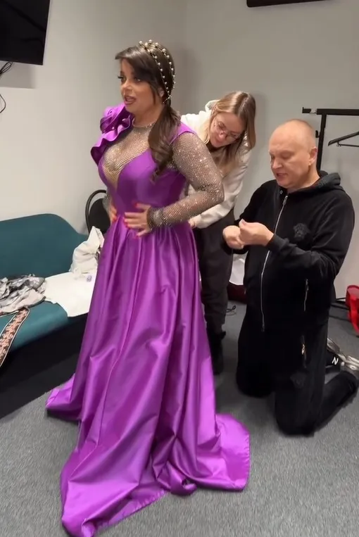 Второе платье пришлось зашивать прямо на Наташе Королёвой