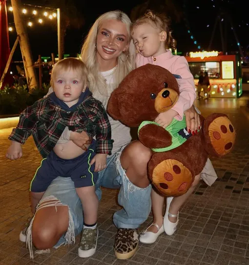 Екатерина Шкуро с дочерью и сыном