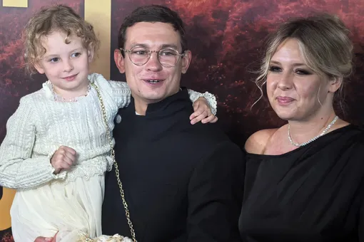 Никита Кологривый целовал бывшую жену и носил на руках дочь на премьере фильма «Август» Никита Кологривый целовал бывшую жену и носил на руках дочь на премьере фильма «Август»