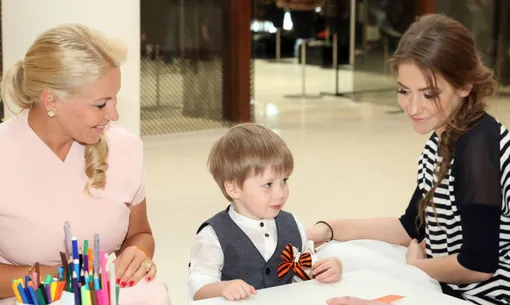 Екатерина Одинцова и Юлия Барановская с сыном Екатерина Одинцова и Юлия Барановская с сыном