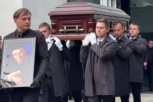 Гроб с телом Кашпировского после прощания с ним вдовы вынесли из траурного зала Троекуровского кладбища — видео Гроб с телом Кашпировского после прощания с ним вдовы вынесли из траурного зала Троекуровского кладбища — видео
