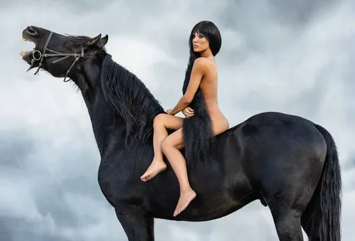 Бьянка Цензори верхом на лошади