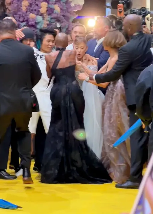 Ариана Гранде стала жертвой нападения на премьере фильма в Сингапуре