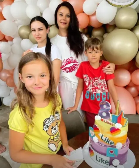 Оксана с сыном и дочерью на семейном празднике