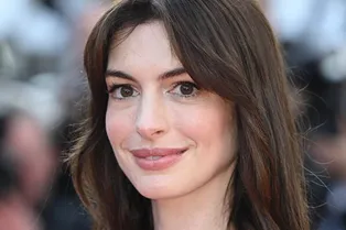 «Очаровательная и вечно юная»: Энн Хэтэуэй в платье цвета Барби с разрезом произвела фурор на премьере в Нью-Йорке «Очаровательная и вечно юная»: Энн Хэтэуэй в платье цвета Барби с разрезом произвела фурор на премьере в Нью-Йорке