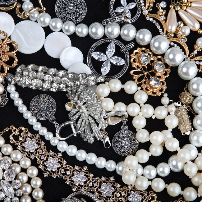 Форма выреза и украшения: 9 рецептов стильных сочетаний