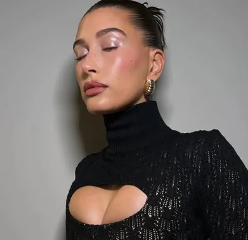 Хейли Бибер очень любит использовать глиттер или тени с «влажным» эффектом