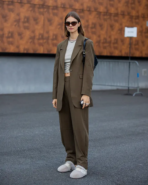 Расслабленный образ с брючный костюмом оверсайз и базовой футболкой.