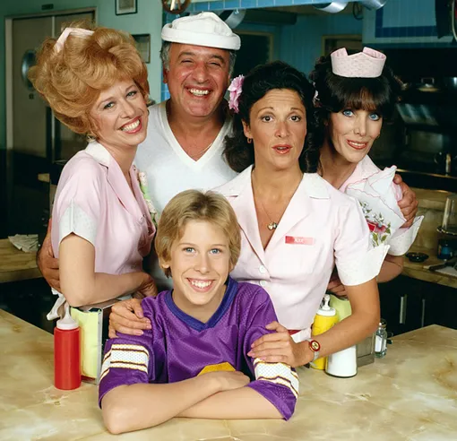 Полли Холлидей (крайняя слева) с партнерами по сериалу «Элис»