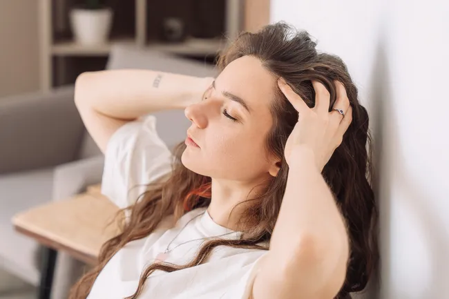 Береги макушку: этот массаж для кожи головы продлевает молодость на 5+ лет