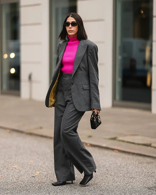 Широкие брюки — самый актуальный фасон этого сезона.