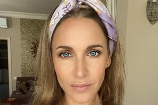 «Красотка в секси-позе!»: Юлия Ковальчук кокетливо обнажила ноги в саду «Красотка в секси-позе!»: Юлия Ковальчук кокетливо обнажила ноги в саду