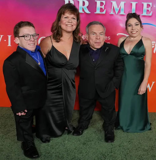 Саманта и Уорик Дэвисы с детьми