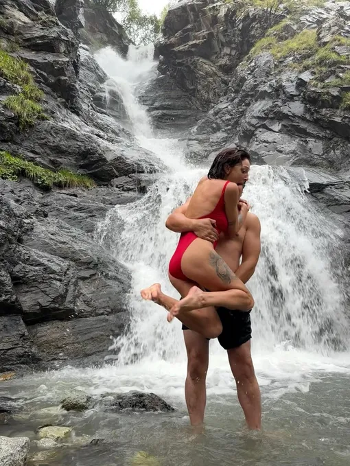 Настя Ивлеева и Филипп Бегак возле водопада