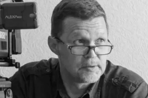 Зарезали около собственного дома в Подмосковье режиссера и оператора сериала «Закрытая школа» Сергея Политика Зарезали около собственного дома в Подмосковье режиссера и оператора сериала «Закрытая школа» Сергея Политика
