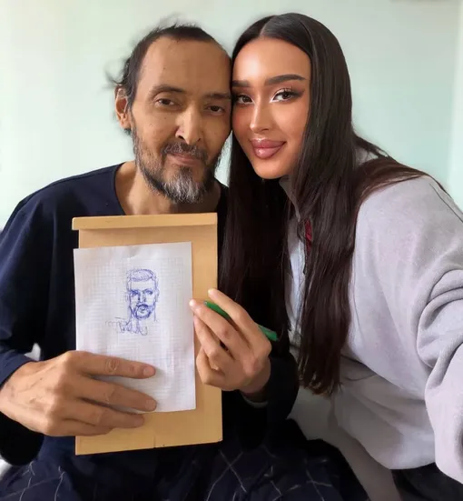 Мурат Бисембин и его дочь Диана Булатова в больничной палате