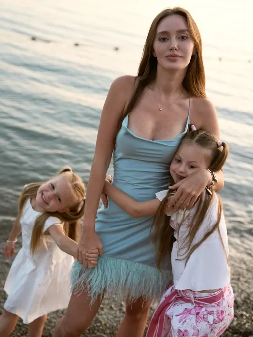 Анастасия Костенко с дочерьми на море