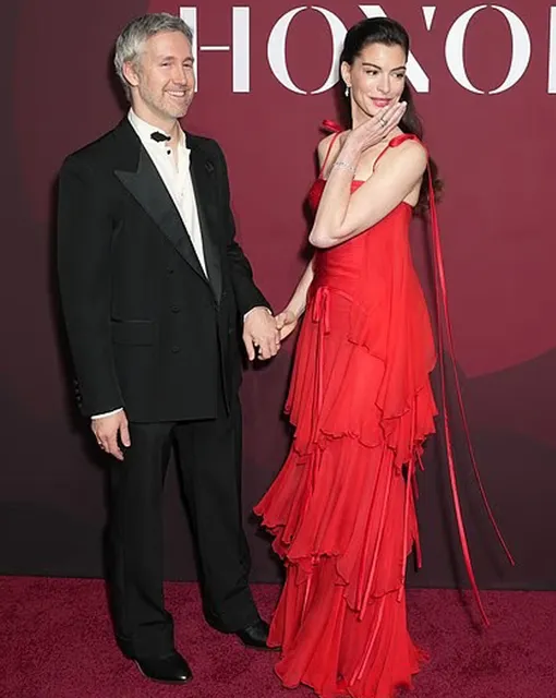 Энн Хэтэуэй с мужем Адамом Шульманом Энн Хэтэуэй с мужем Адамом Шульманом