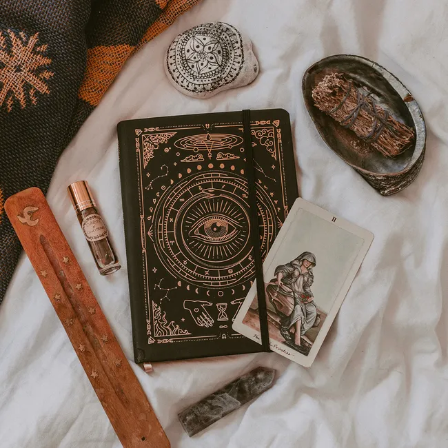 Кому свадьба, а кому — богатство: прогноз Таро для тебя на ноябрь 2022