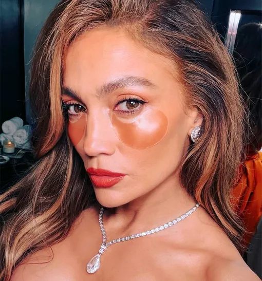 Интересно, знает ли Джей Ло, что такой способ ношения патчей вредит коже? Интересно, знает ли Джей Ло, что такой способ ношения патчей вредит коже?