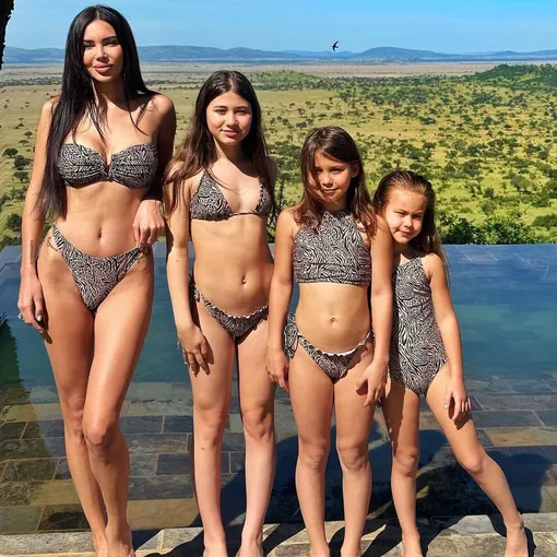 Оксана Самойлова с дочерьми Ариелой, Леей и Майей