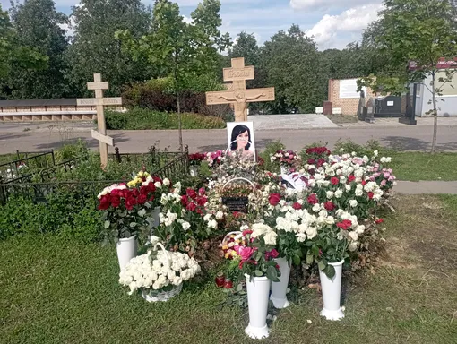 Могила Анастасии Заворотнюк Могила Анастасии Заворотнюк