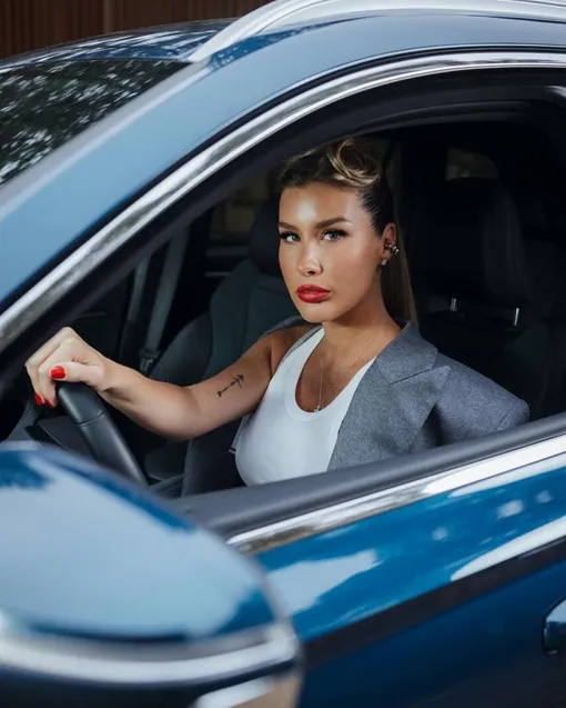 Қызғылт пижама киген студентке мастурбация жасауды үйретеді. Көк блузкадағы жалаңаш қыздар модельдері