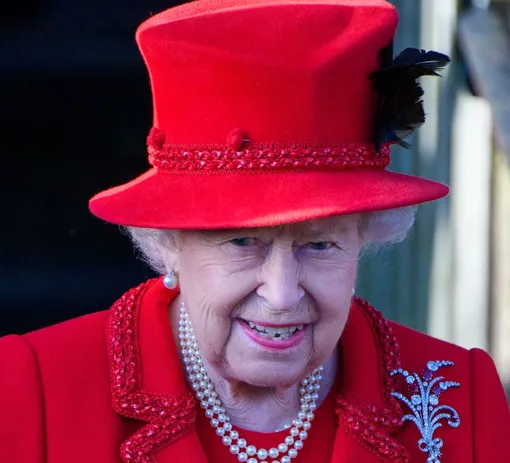 Королева Елизавета II выбрала яркий образ для посещения ождественской службы