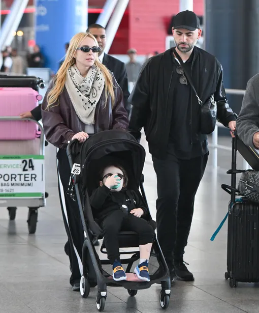 Линдси Лохан с мужем и сыном в Нью-Йорке