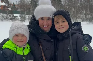 «Разве можно взрослого человека заставить нырять в снег?»: мать Сергея Лазарева показала редкое фото с внуками на отдыхе