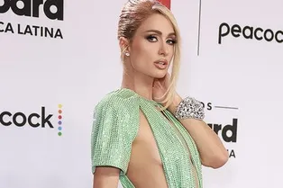 Наряд времен безбашенных вечеринок: Пэрис Хилтон в платье с провокационными вырезами и декольте вышла в свет Наряд времен безбашенных вечеринок: Пэрис Хилтон в платье с провокационными вырезами и декольте вышла в свет