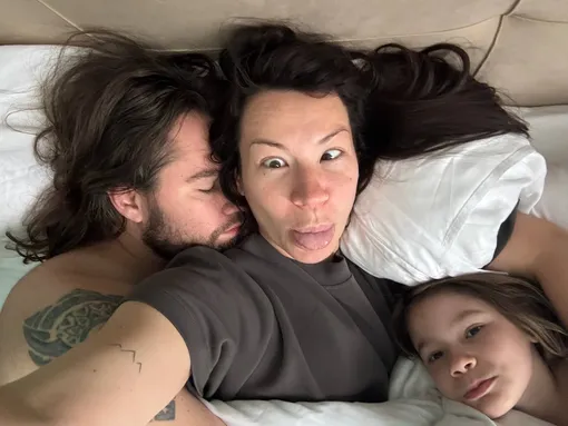 Ида Галич с возлюбленным Олегом Ледвичем и его дочерью Аней Ида Галич с возлюбленным Олегом Ледвичем и его дочерью Аней