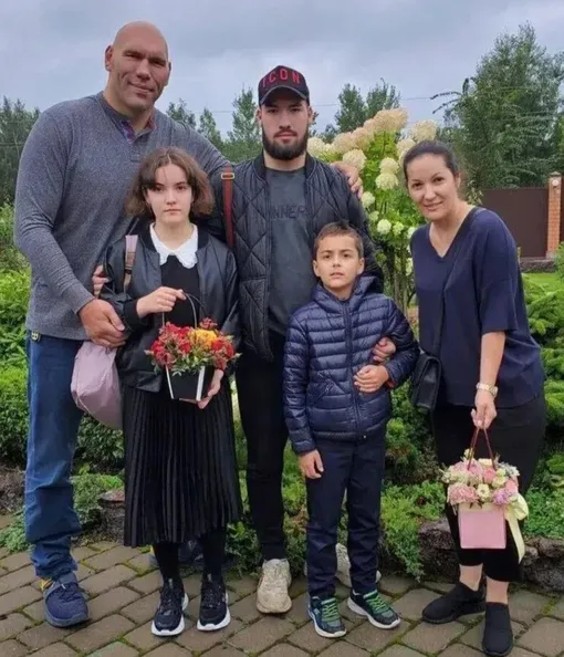 Николай Валуев с женой и детьми