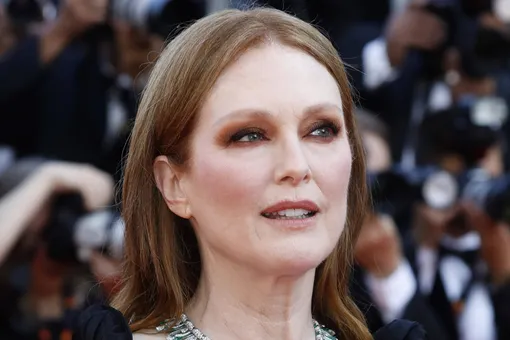 «От декольте не оторвать взгляд!»: Джулианна Мур в Каннах вызвала ажиотаж «От декольте не оторвать взгляд!»: Джулианна Мур в Каннах вызвала ажиотаж