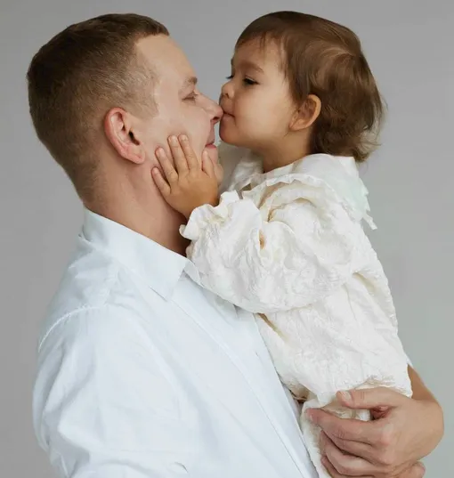 Мадонна Мур сопроводила пост снимком мужа с дочерью