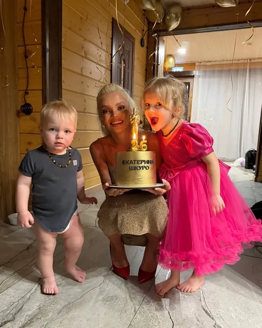 Екатерина Шкуро с сыном Амуром и дочерью Авророй