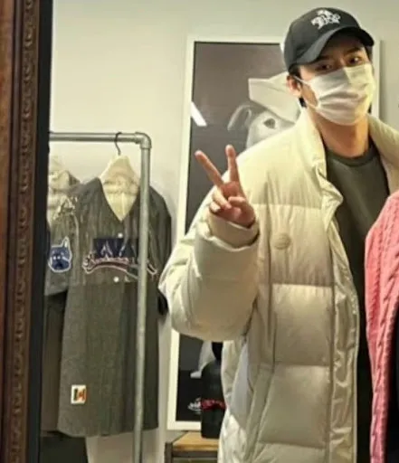 Ли Чон Сок в кепке Golden Hour