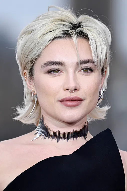 Каре Флоренс Пью придало ее нежному образу не только дерзости, но и свежести, несмотря на макияж в холодных тонах