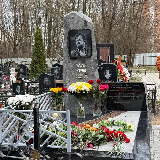 Памятник на могиле Ввсилия Уткина Памятник на могиле Ввсилия Уткина