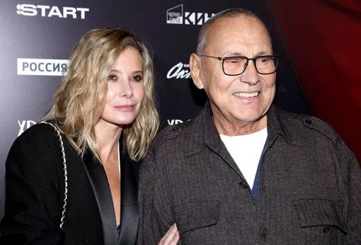 Юлия Высоцкая и ее муж Андрей Кончаловский на премьере сериала «Хроники русской революции» в столичном кинотеатре «Октябрь»